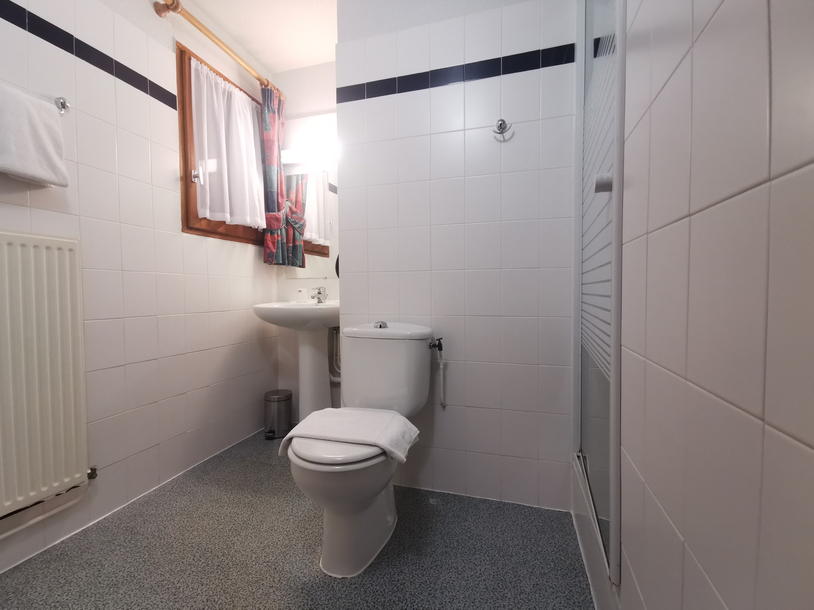 Habitación económica Hotel Les Bruyères, baño, Alpe d’Huez