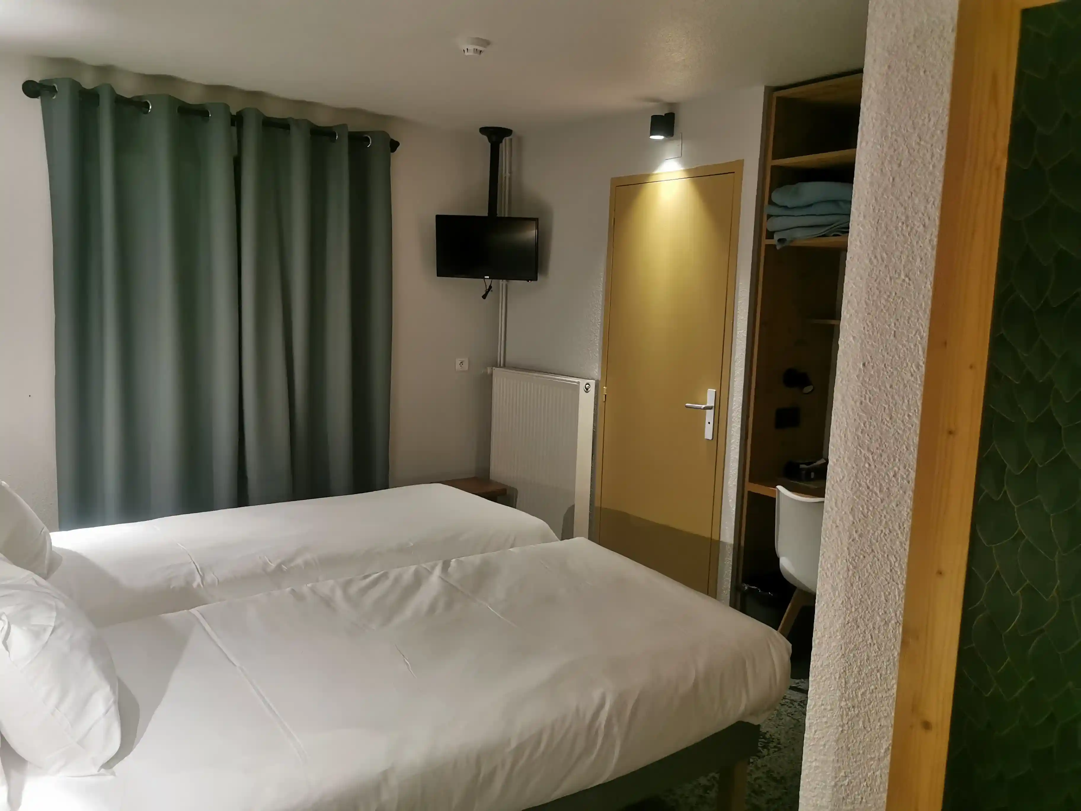 Room with small balcony Hotel Les Bruyères, interior view, Alpe d’Huez