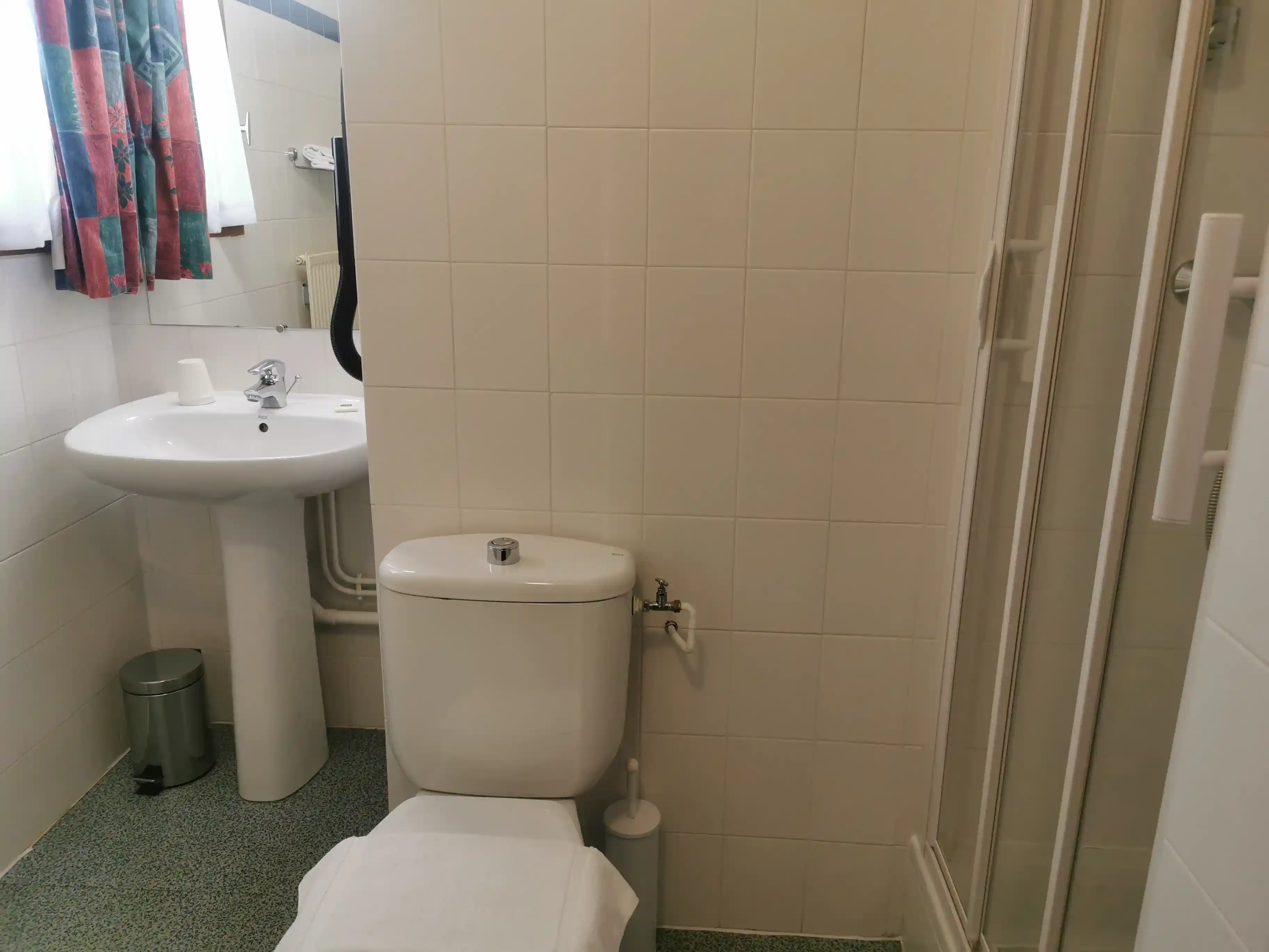 Room with small balcony Hotel Les Bruyères, bathroom, Alpe d’Huez