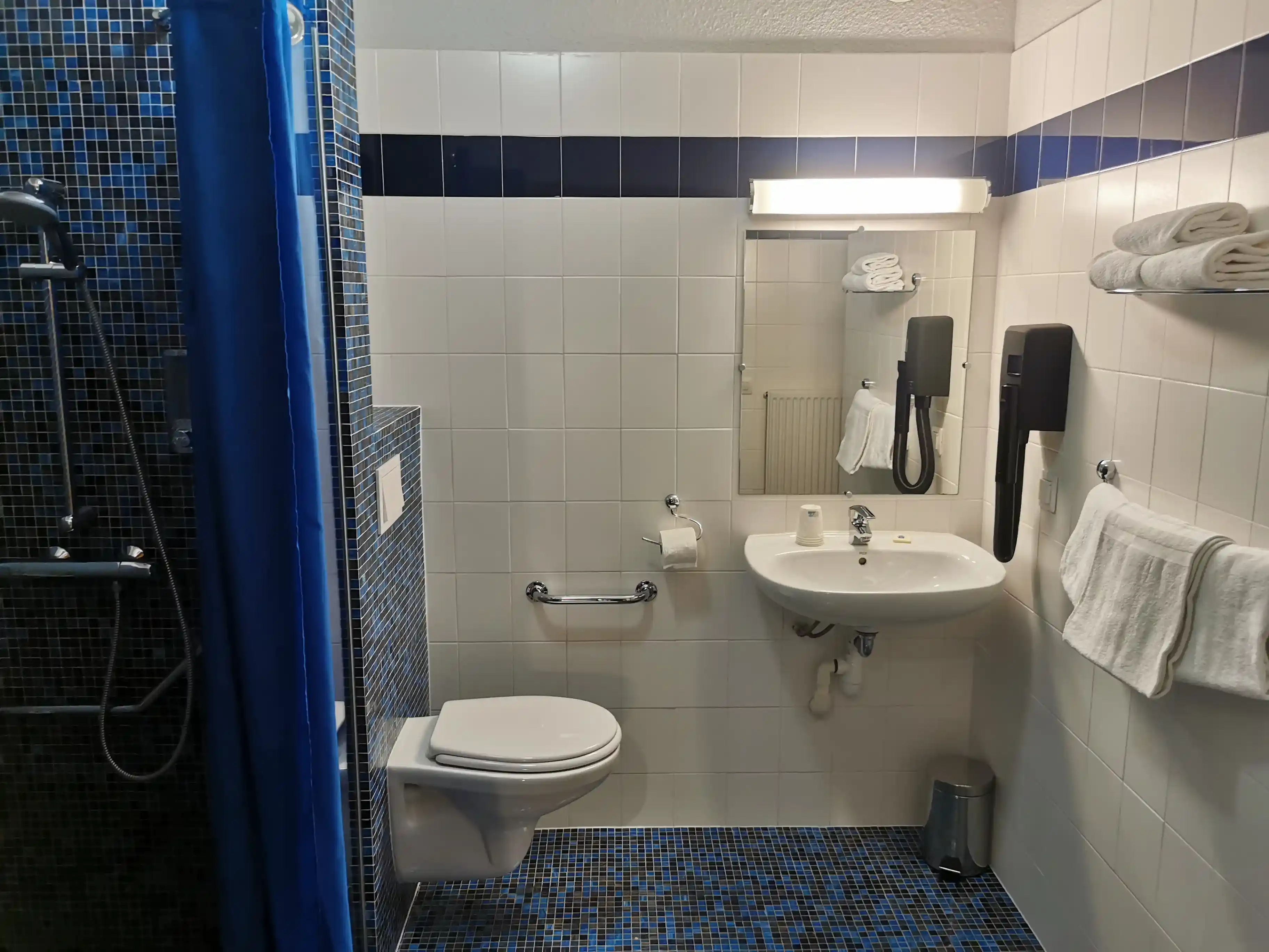 Triple room Hotel Les Bruyères, bathroom, Alpe d’Huez