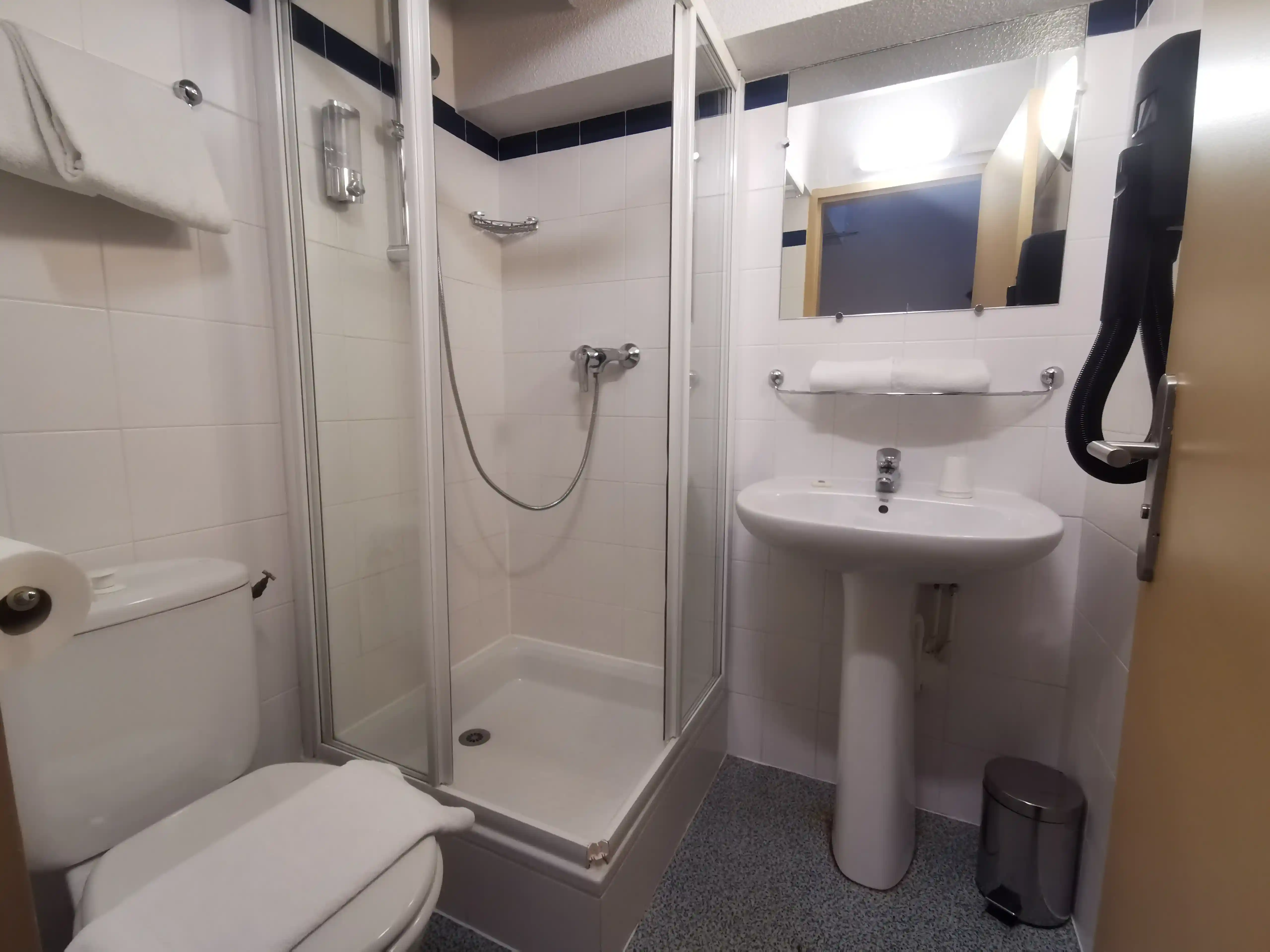 Standard duo room Hotel Les Bruyères, bathroom, Alpe d’Huez