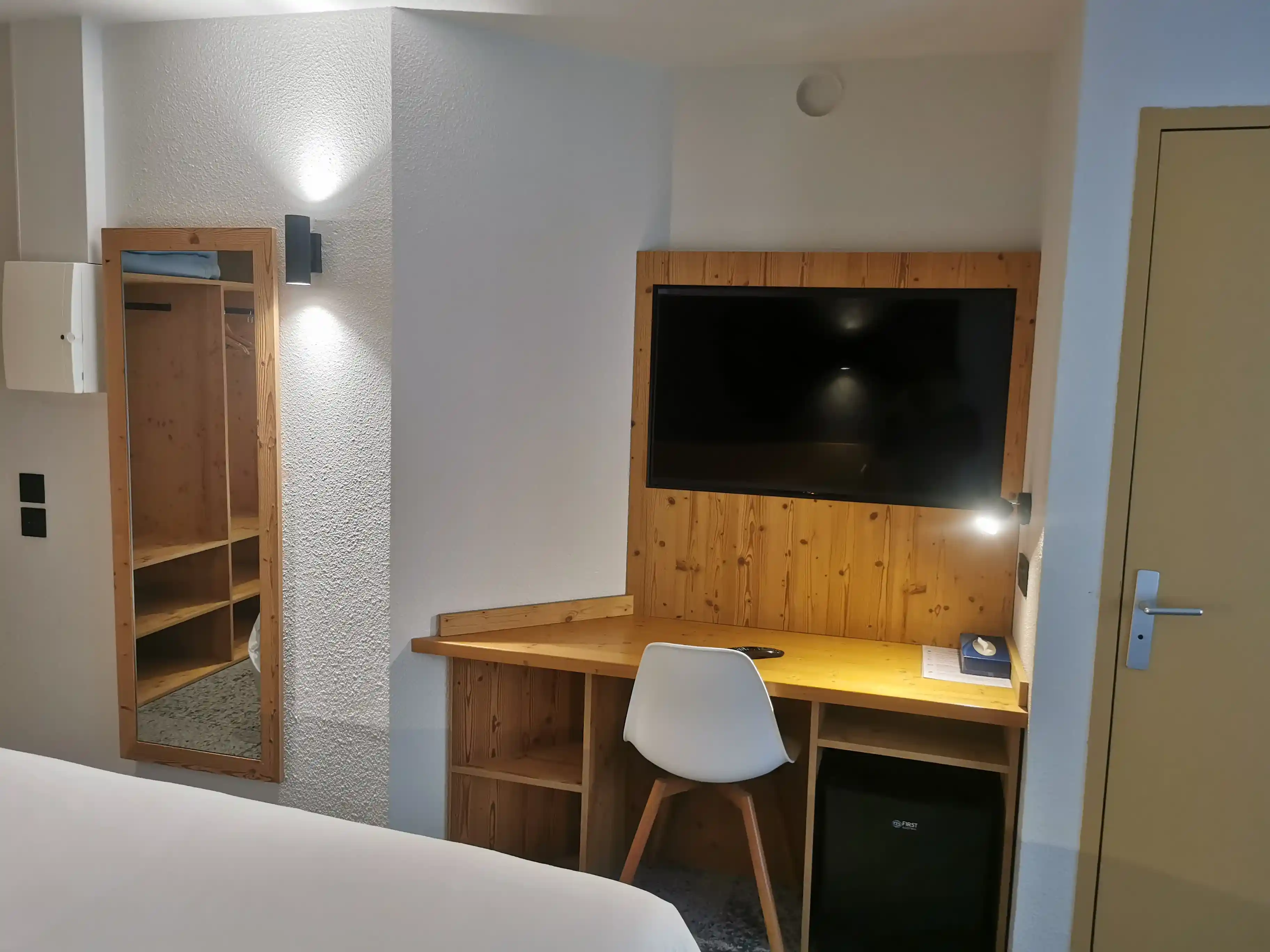 Standard duo room Hotel Les Bruyères, interior view, Alpe d’Huez