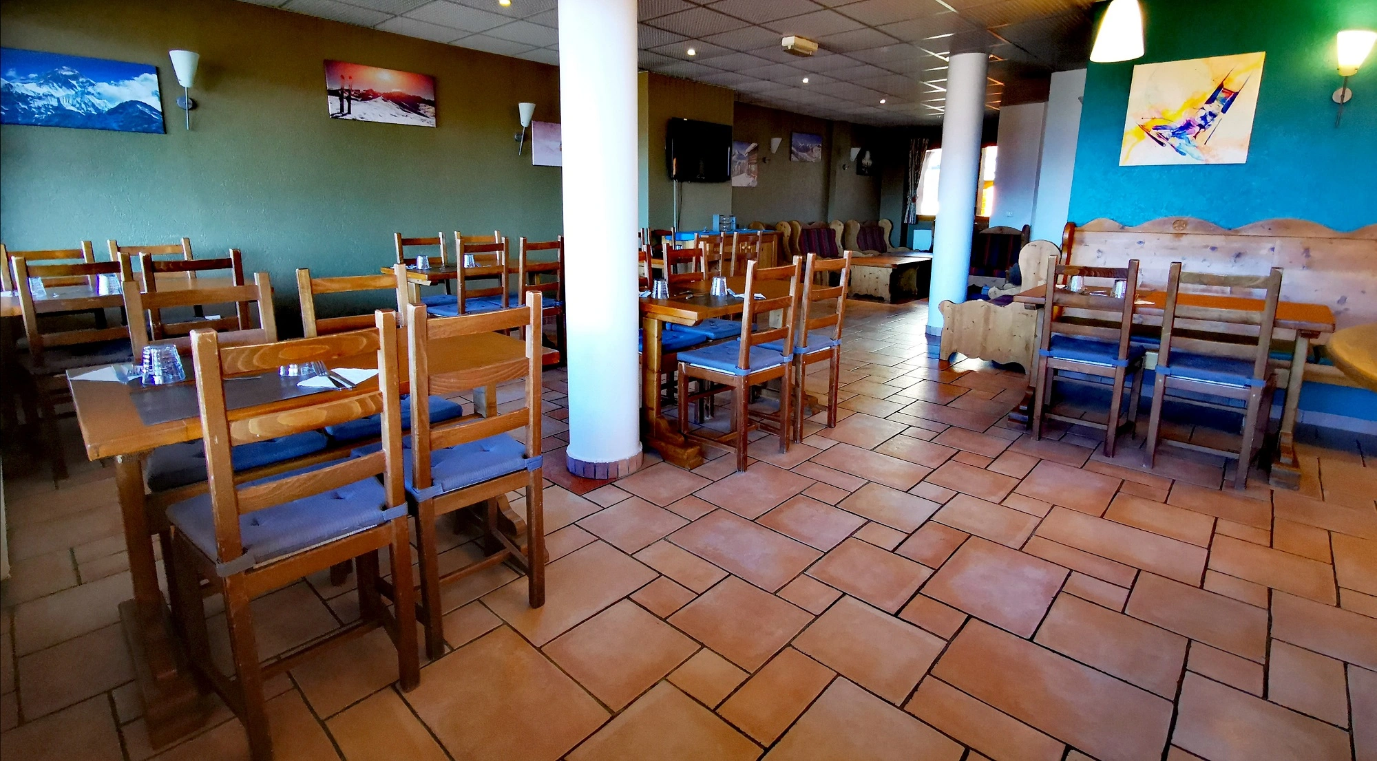Breakfast room at Hotel Les Bruyères, terrace with mountain view
