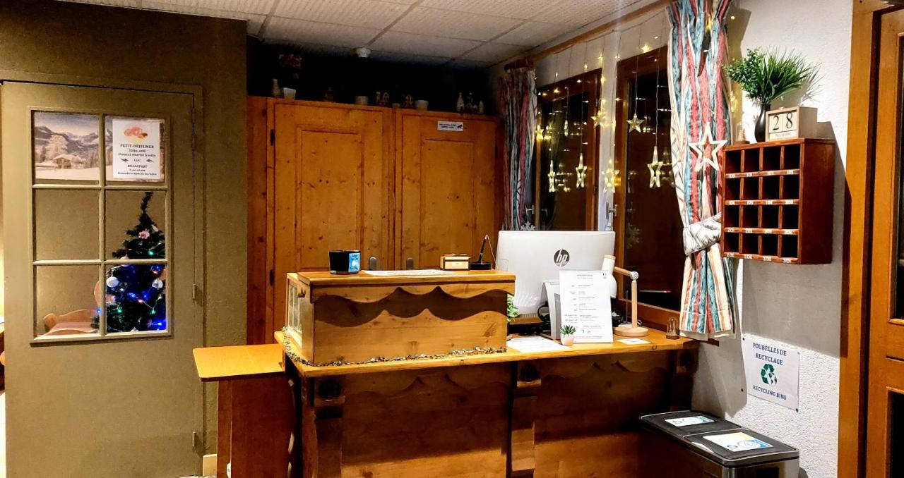 Recepción del Hotel Les Bruyères, vista de la recepción y el equipo