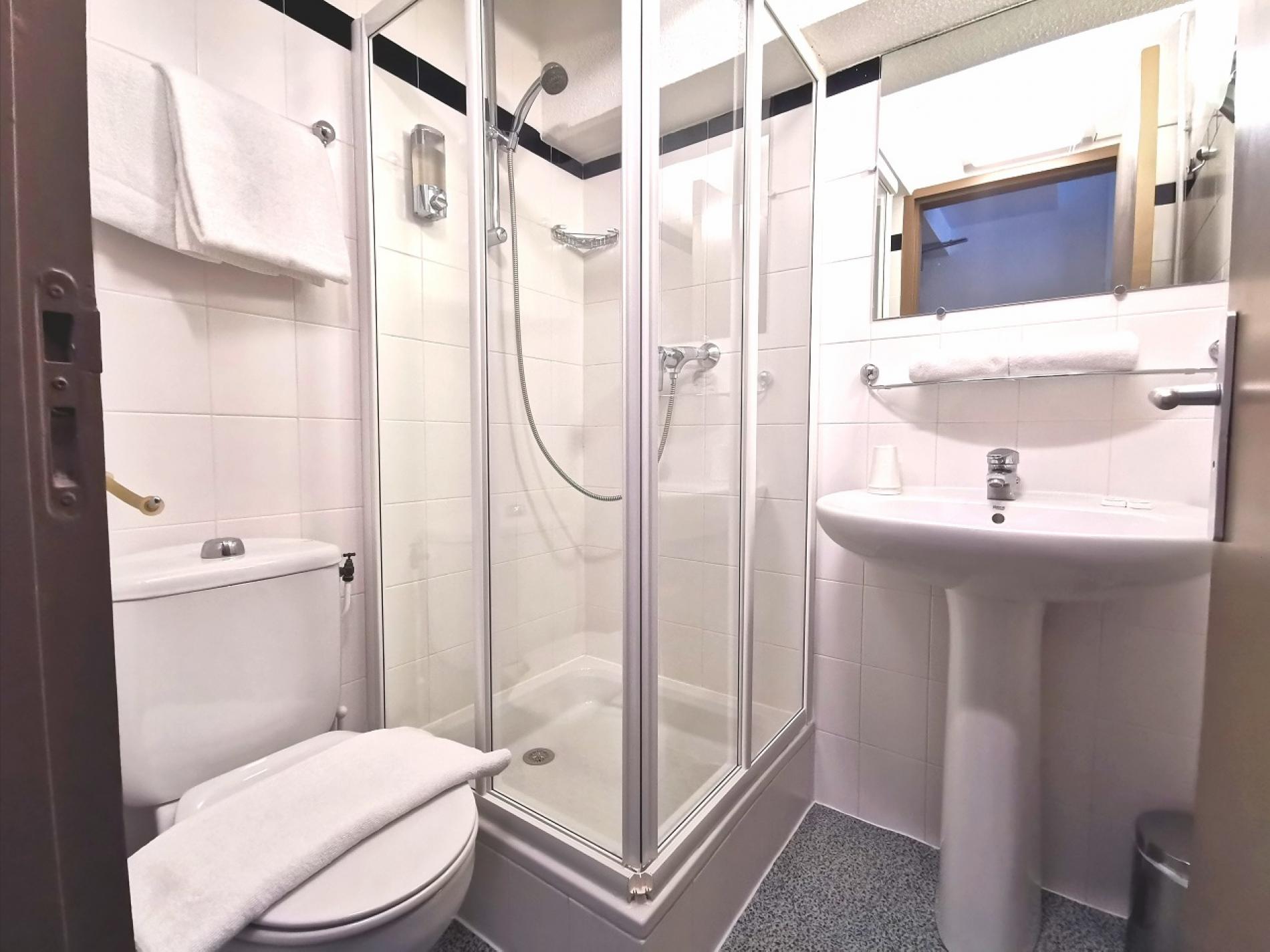 Habitación dúo estándar Hotel Les Bruyères, baño, Alpe d’Huez