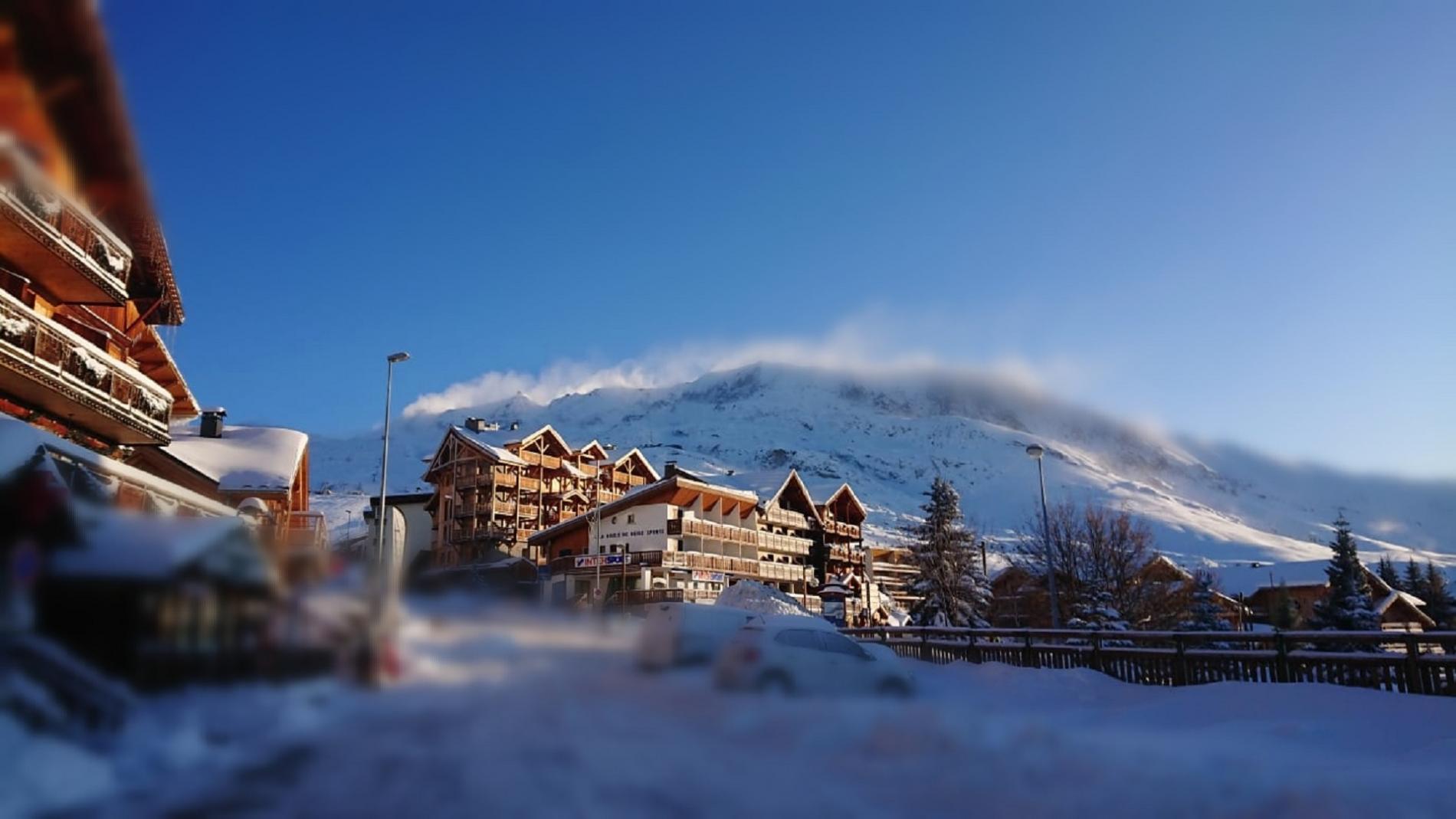Hotel Les Bruyères, fachada principal con vista a las montañas, Alpe d’Huez