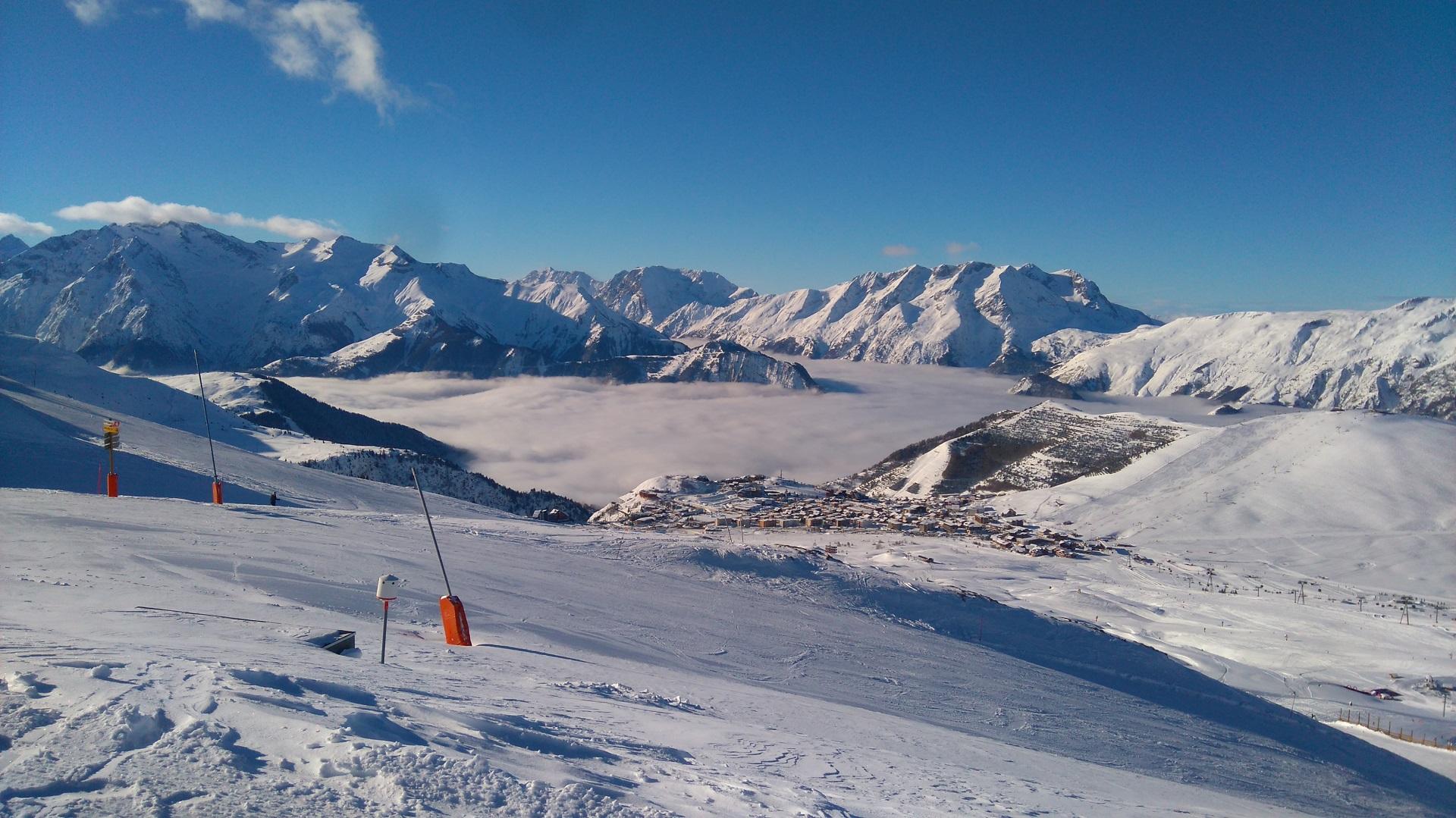 Vista panorámica de Alpe d’Huez y el Pic Blanc desde el Hotel Les Bruyères